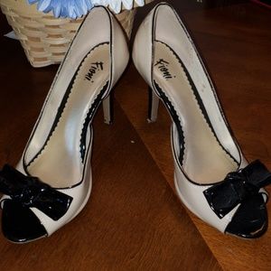 Nude bow peep toe pumps